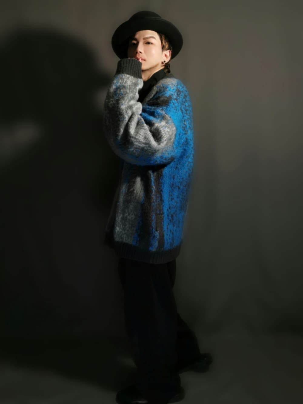 ブラック系のその他パンツ、グレー系のカーディガン/ボレロ、ブラック系のシャツ/ブラウスを着用したメンズの秋コーディネートの4枚目の写真