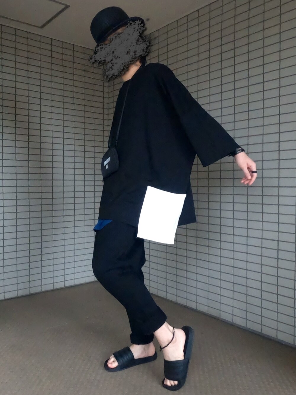 ブラック系のTシャツ/カットソー、ブラック系のショルダーバッグ、ブラック系のその他パンツを着用したメンズの夏コーディネートの3枚目の写真