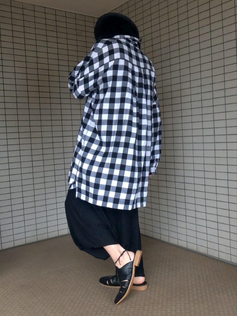 ブラック系のショルダーバッグ、ブラック系のサンダル、ブラック系のシャツ/ブラウスを着用したメンズの秋コーディネートの4枚目の写真