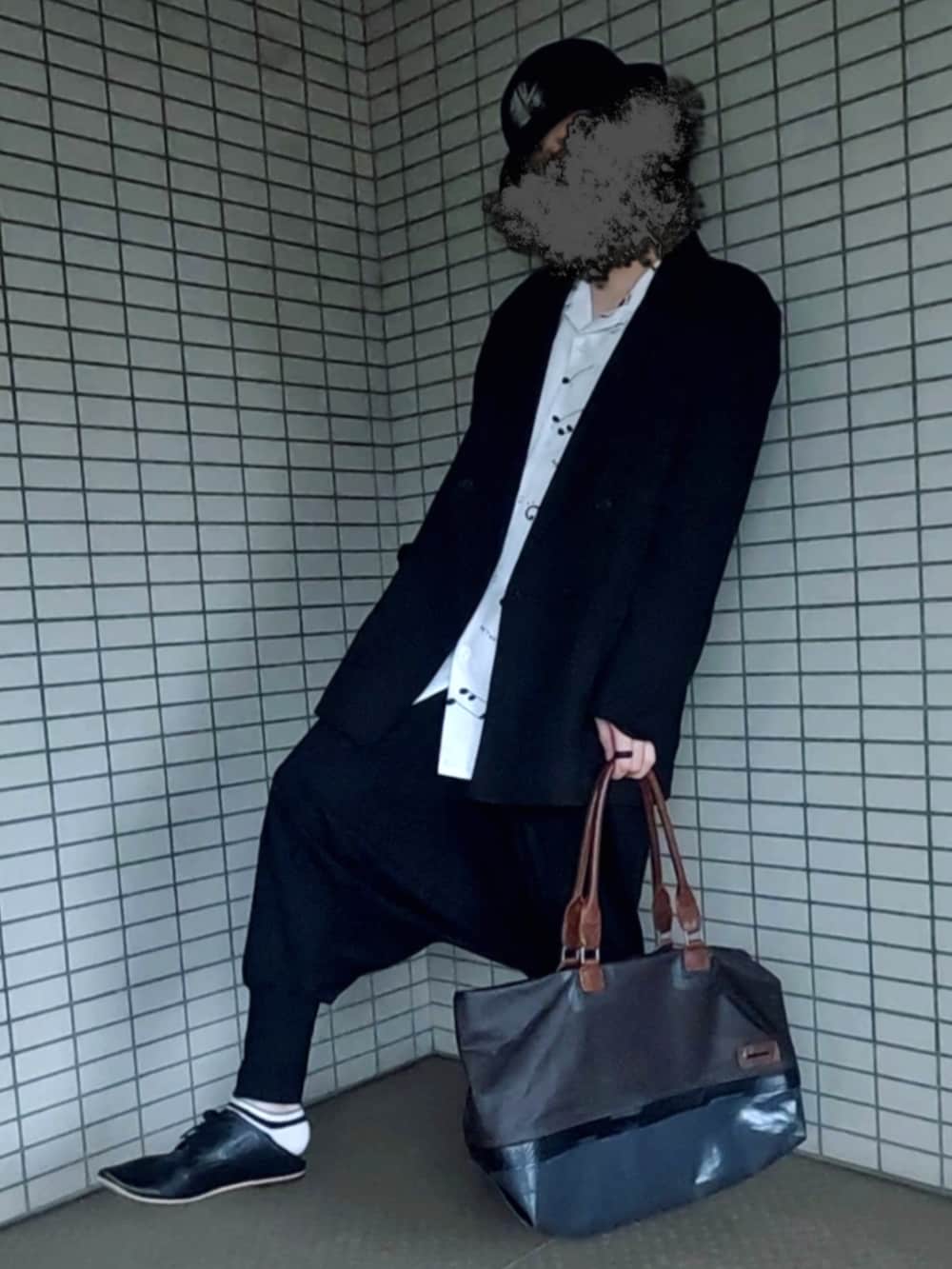 ブラック系のテーラードジャケット、ホワイト系のシャツ/ブラウス、ブラック系のその他パンツを着用したメンズの春コーディネートの2枚目の写真