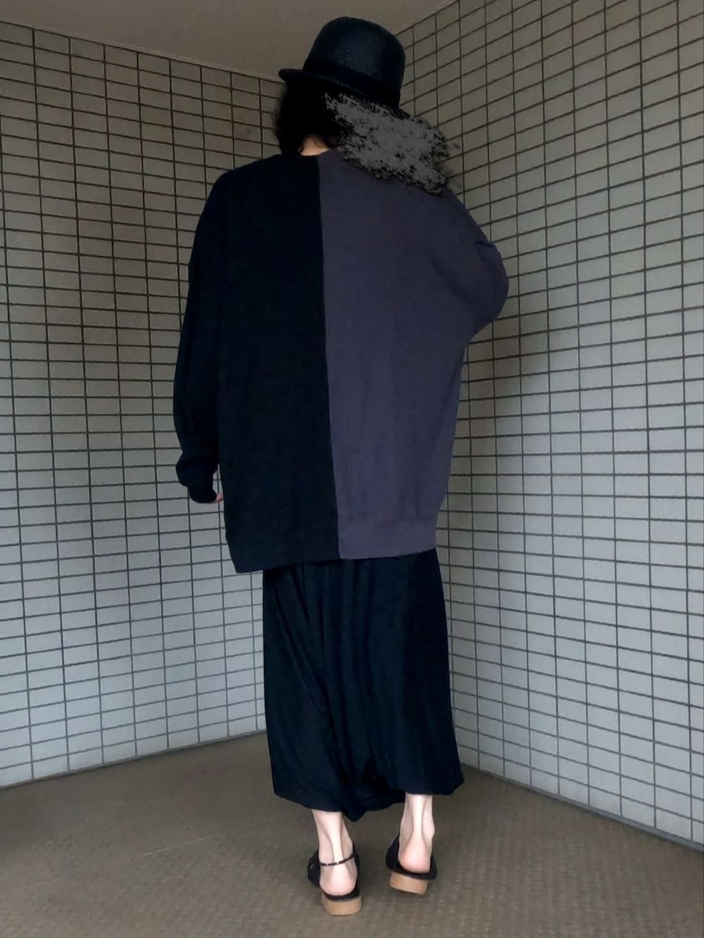 ブラック系のTシャツ/カットソー、ベージュ系のショルダーバッグ、ブラック系のサンダルを着用したメンズの秋コーディネートの4枚目の写真