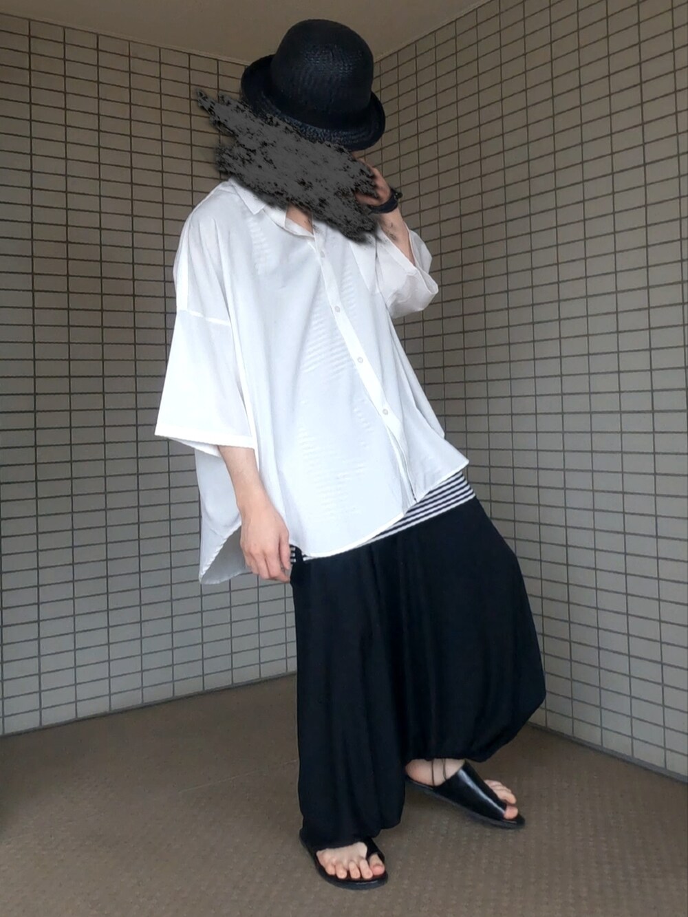 ホワイト系のシャツ/ブラウス、ブラック系のサンダル、ブラック系のタンクトップを着用したメンズの秋コーディネートの3枚目の写真