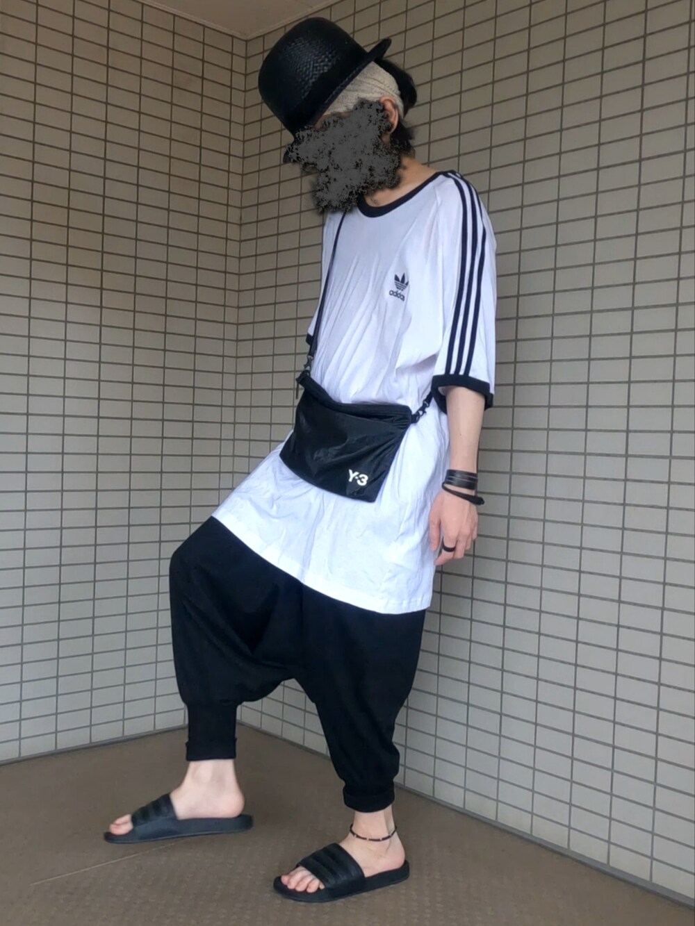 ホワイト系のTシャツ/カットソー、ブラック系のショルダーバッグ、ブラック系のその他パンツを着用したメンズの夏コーディネートの3枚目の写真