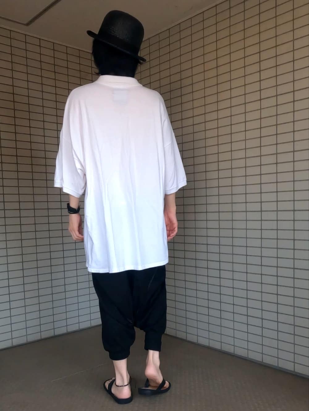 ブラック系のボストンバッグ、ホワイト系のポロシャツ、ブラック系のその他パンツを着用したメンズの夏コーディネートの4枚目の写真