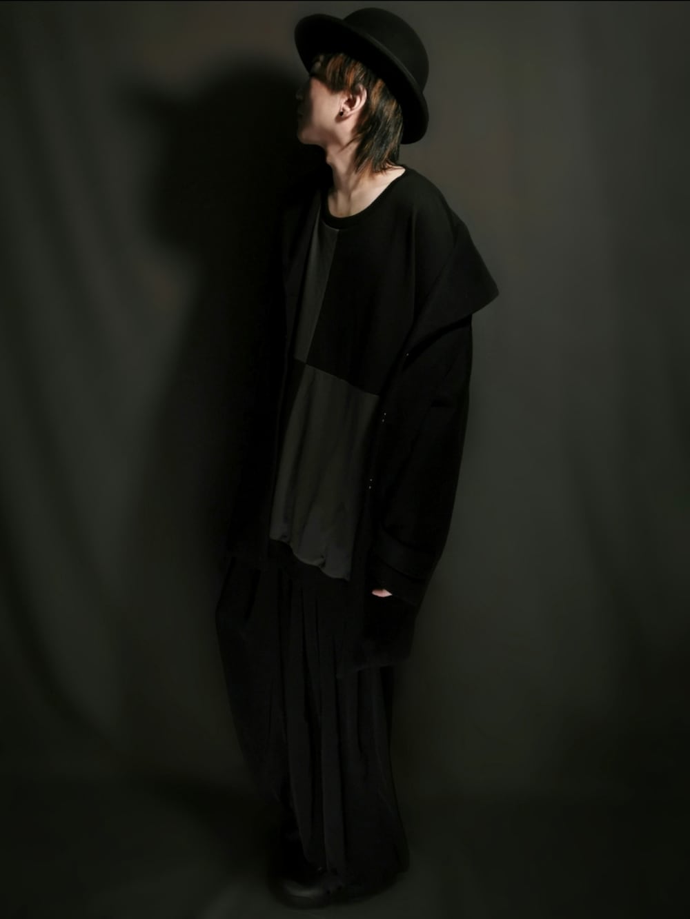 ブラック系のTシャツ/カットソー、ブラック系のその他アウター、ブラック系のスカートを着用したメンズの冬コーディネートの3枚目の写真