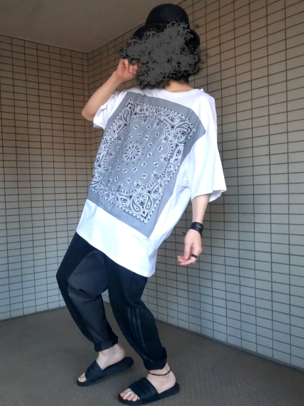 ホワイト系のTシャツ/カットソー、ブラック系のボストンバッグ、ブラック系のその他パンツを着用したメンズの秋コーディネートの4枚目の写真