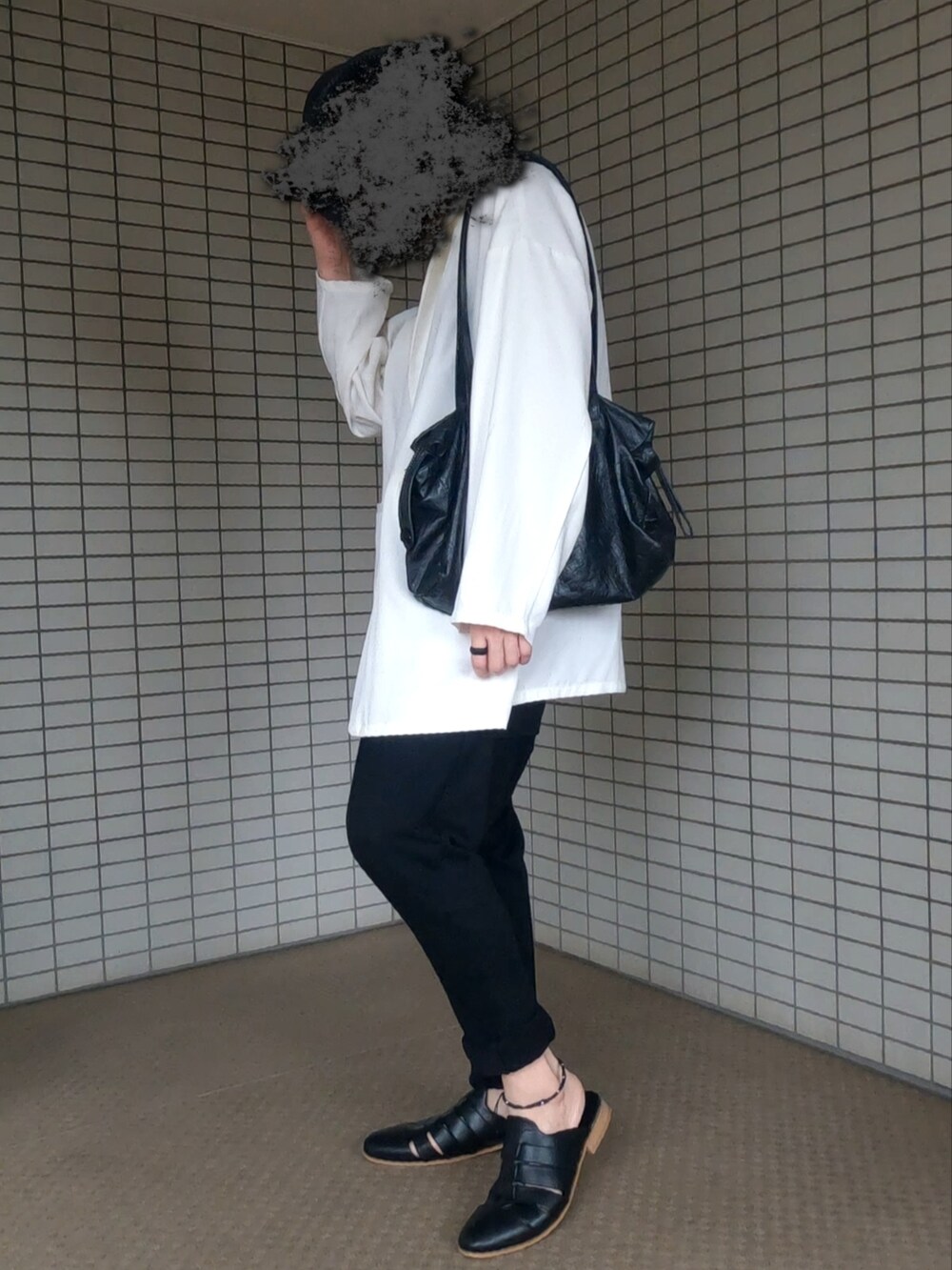 ホワイト系のテーラードジャケット、ブラック系のボストンバッグ、ブラック系のサンダルを着用したメンズの秋コーディネートの3枚目の写真