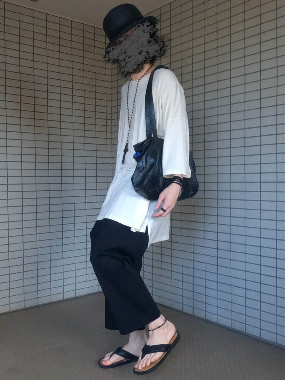 ホワイト系のTシャツ/カットソー、ブラック系のボストンバッグ、ブラック系のその他パンツを着用したメンズの夏コーディネートの2枚目の写真