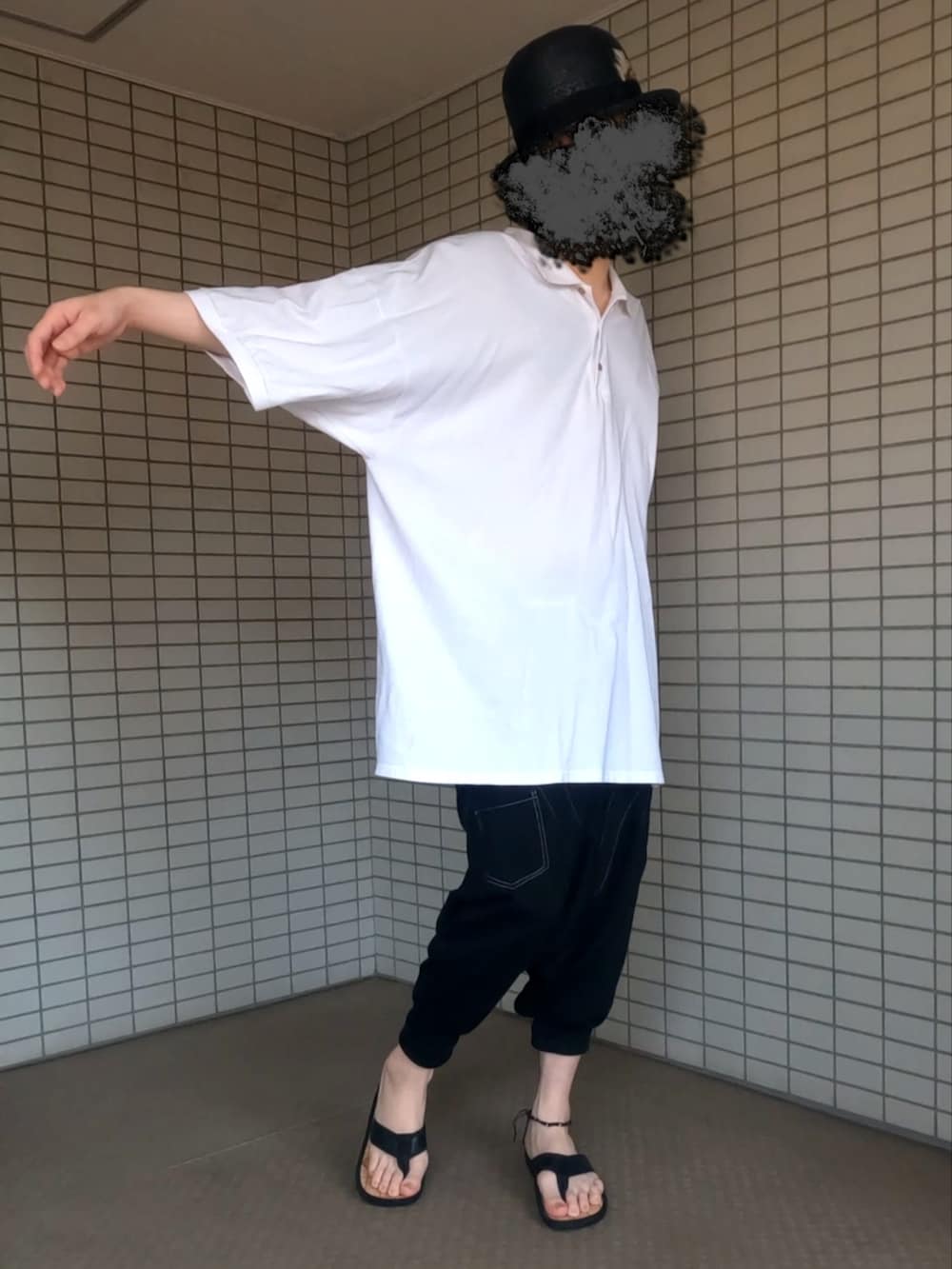 ブラック系のボストンバッグ、ホワイト系のポロシャツ、ブラック系のその他パンツを着用したメンズの夏コーディネートの3枚目の写真