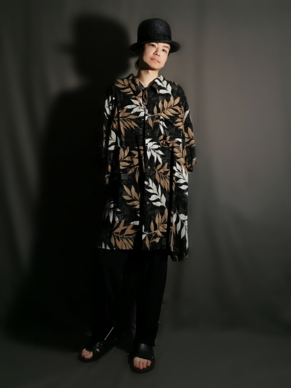 ブラック系のトートバッグ、ブラック系のシャツ/ブラウス、ブラック系のサンダルを着用したメンズの秋コーディネートの2枚目の写真