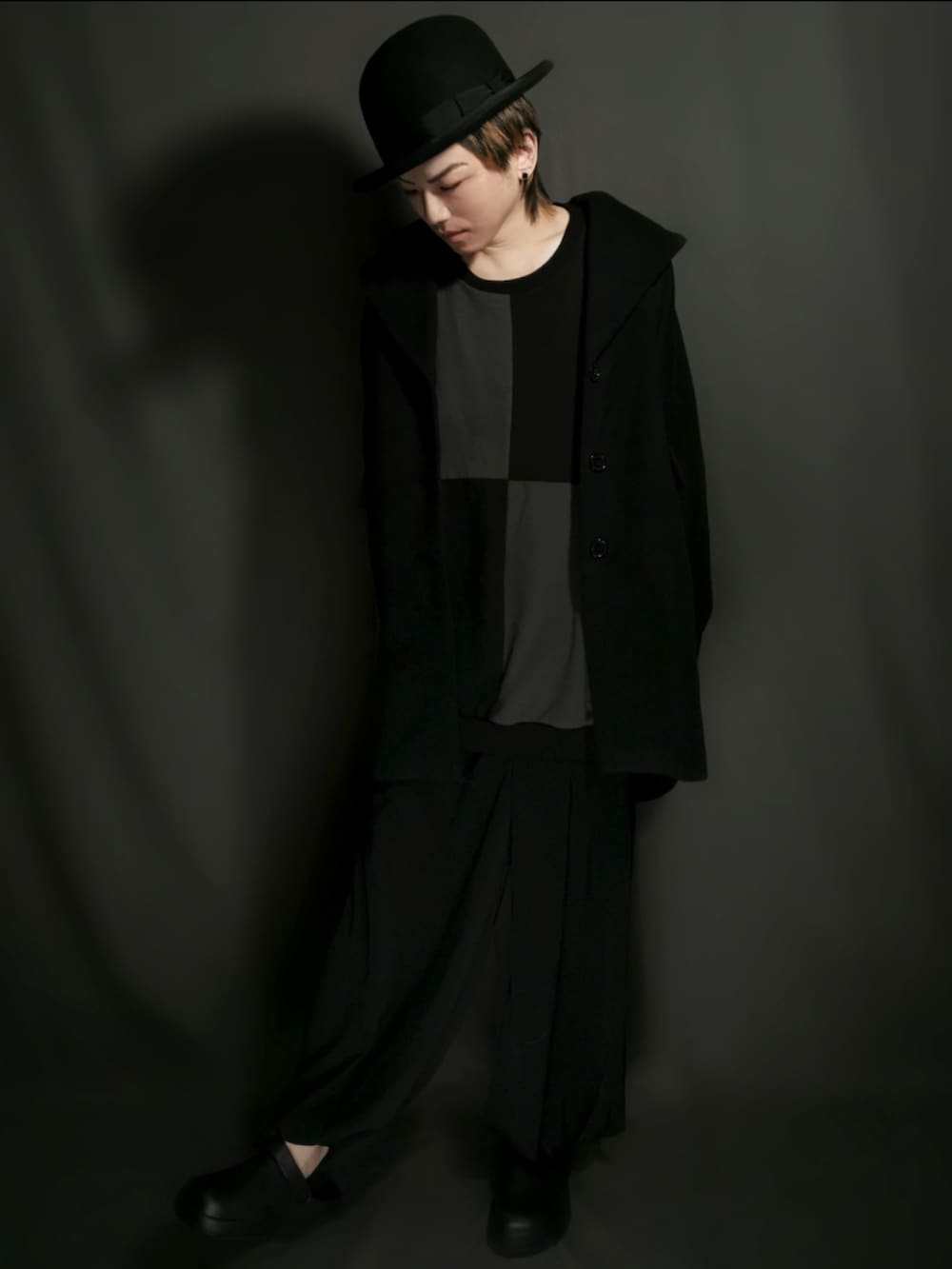 ブラック系のTシャツ/カットソー、ブラック系のその他アウター、ブラック系のスカートを着用したメンズの冬コーディネートの2枚目の写真