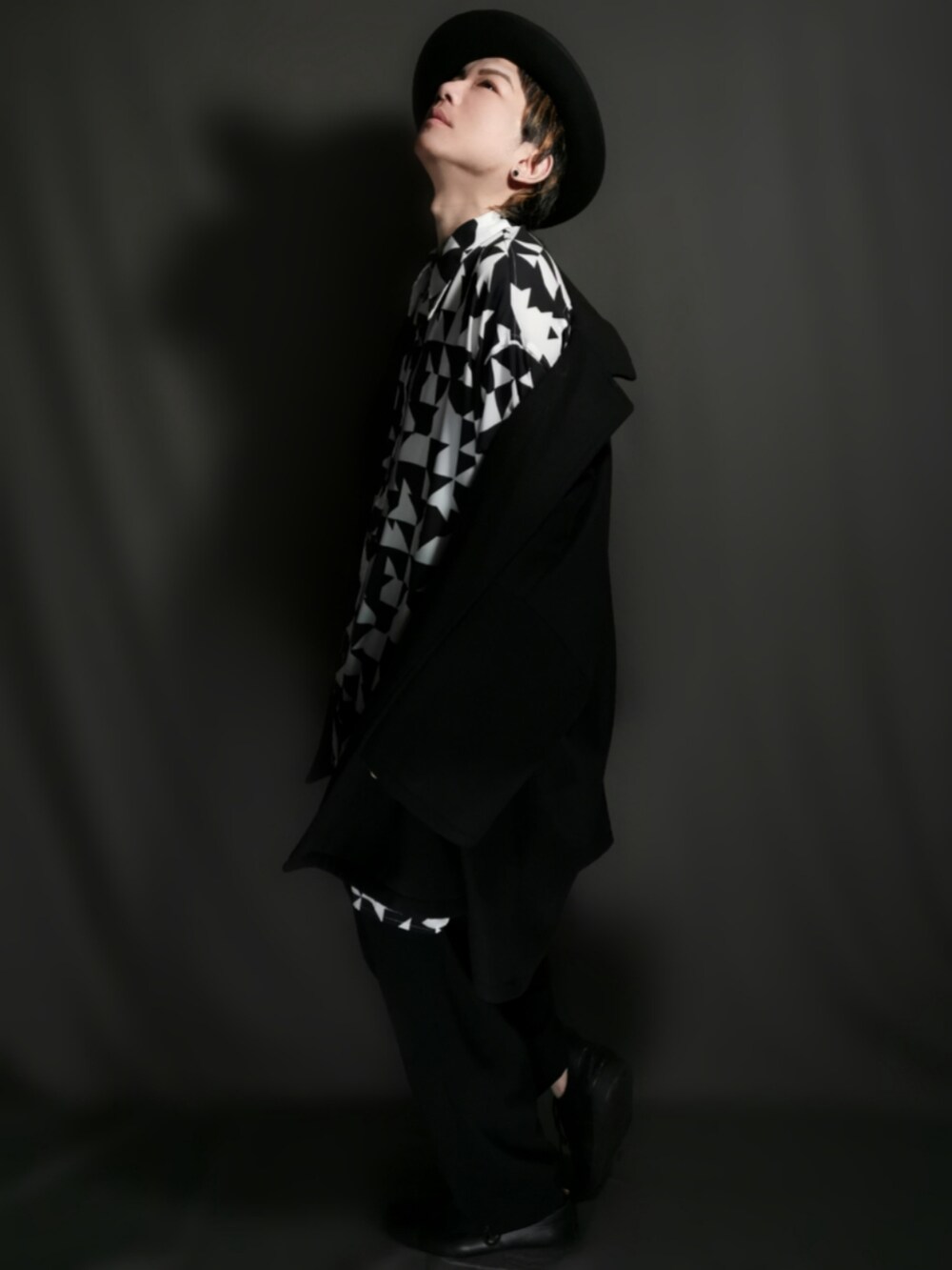 ブラック系のジャケット/アウター、ブラック系のシャツ/ブラウス、ブラック系のその他パンツを着用したメンズの秋コーディネートの3枚目の写真