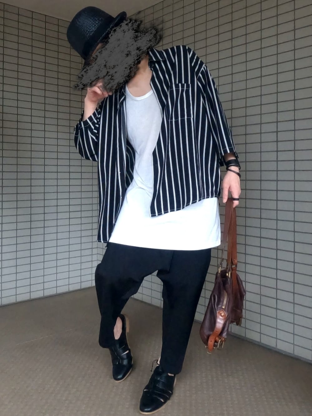 ブラック系のシャツ/ブラウス、ホワイト系のタンクトップ、ブラウン系のボストンバッグを着用したメンズの夏コーディネートの2枚目の写真