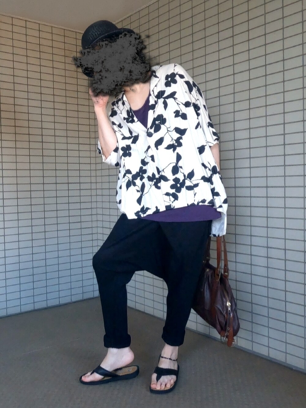 ブラウン系のボストンバッグ、ホワイト系のテーラードジャケット、ブラック系のその他パンツを着用したメンズの夏コーディネートの2枚目の写真