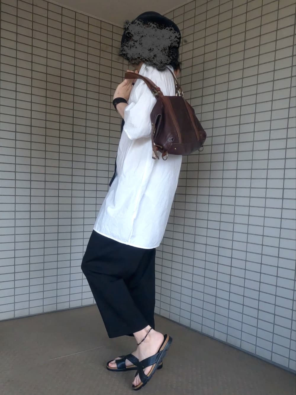 ブラウン系のボストンバッグ、ホワイト系のシャツ/ブラウス、ブラック系のその他パンツを着用したメンズの夏コーディネートの4枚目の写真