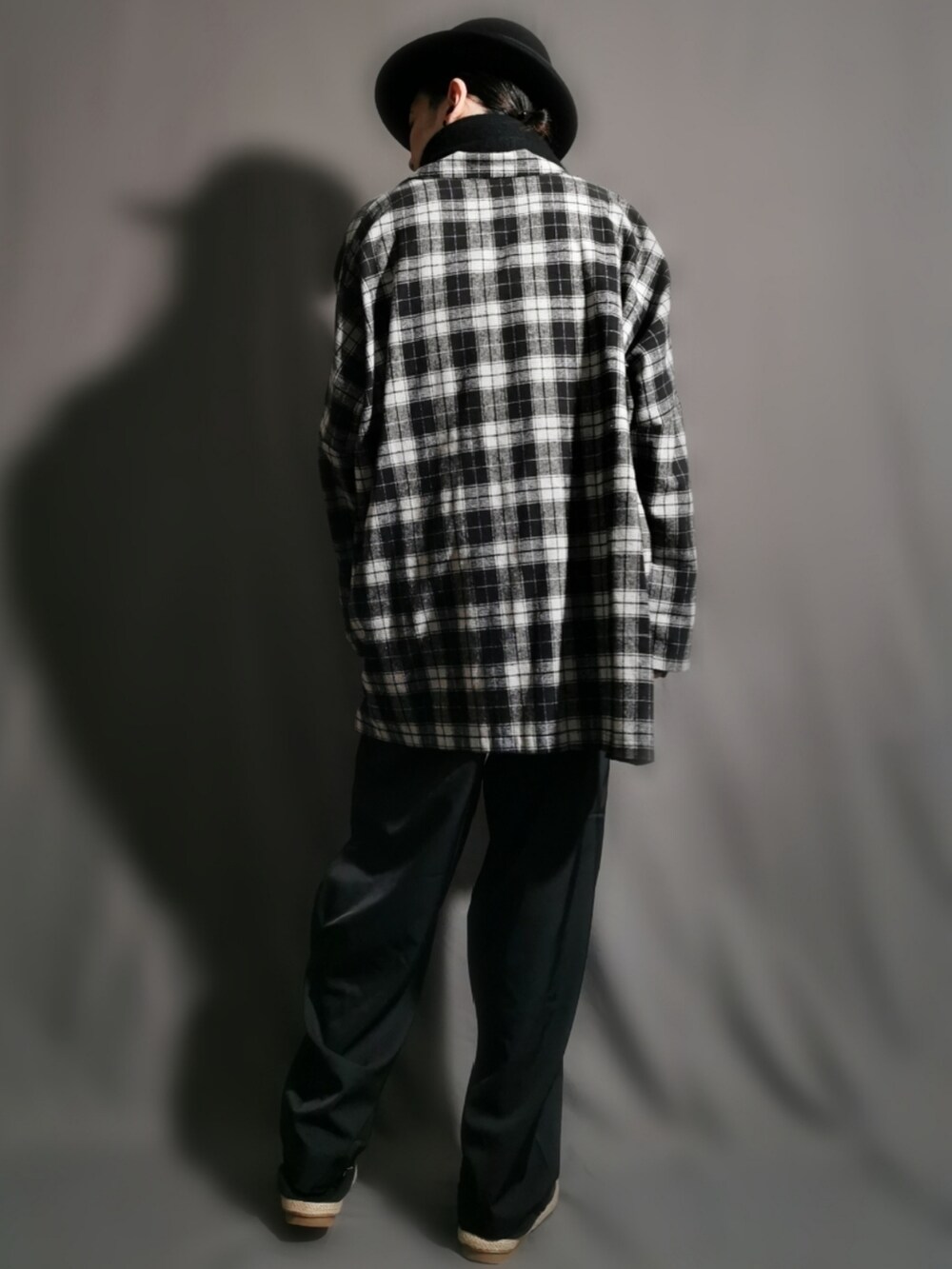 ブラック系のテーラードジャケット、ブラック系のパンツ、ブラック系のスリッポンを着用したメンズの冬コーディネートの5枚目の写真