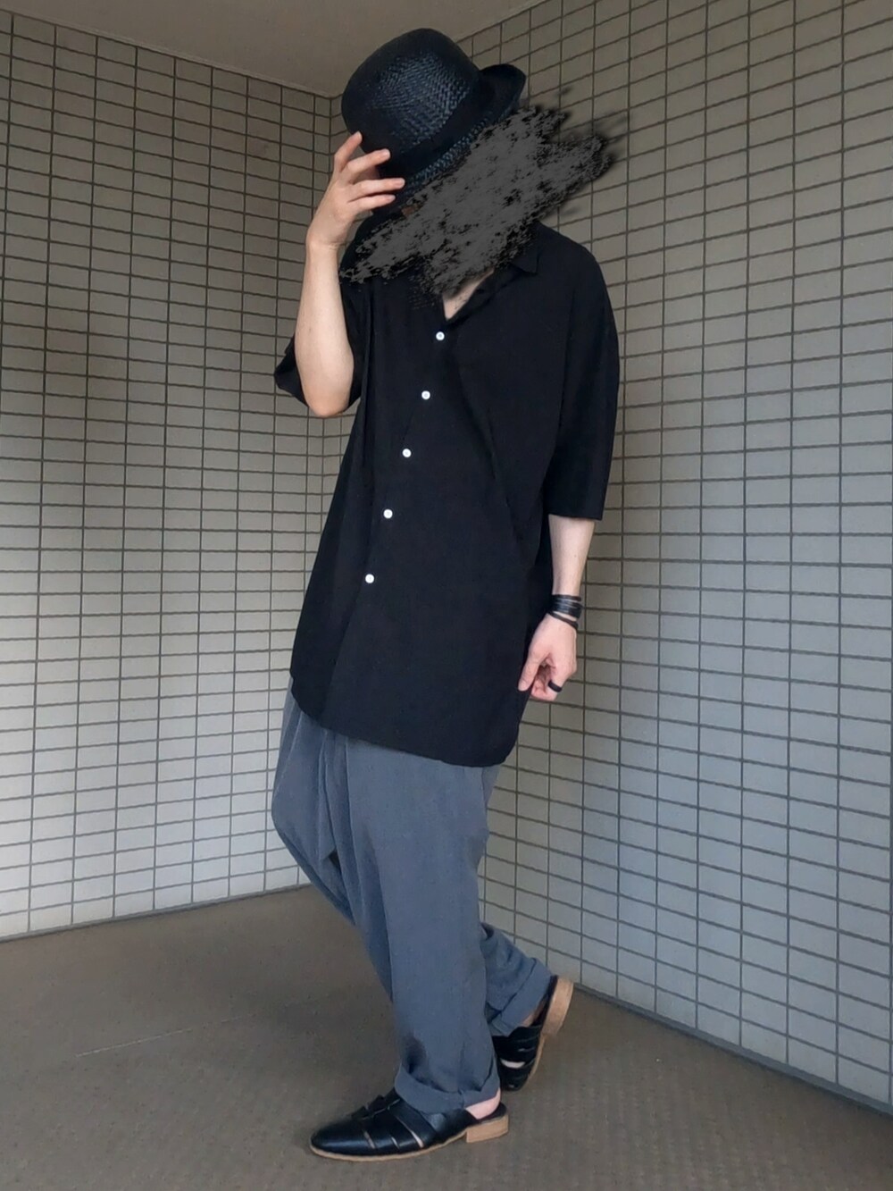 ブラック系のシャツ/ブラウス、グレー系のその他パンツ、ブラック系のボストンバッグを着用したメンズの夏コーディネートの2枚目の写真