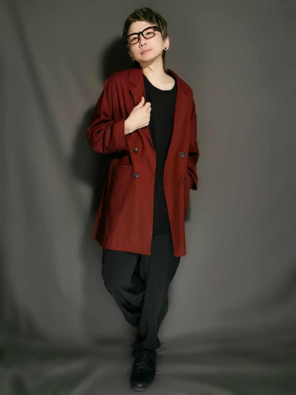 レッド系のテーラードジャケット、ブラック系のその他パンツ、ブラック系のTシャツ/カットソーを着用したメンズの春コーディネートの2枚目の写真