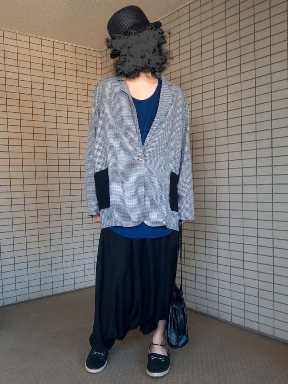 ホワイト系のテーラードジャケット、ブラック系のスリッポン、ブルー系のタンクトップを着用したメンズの秋コーディネートの2枚目の写真