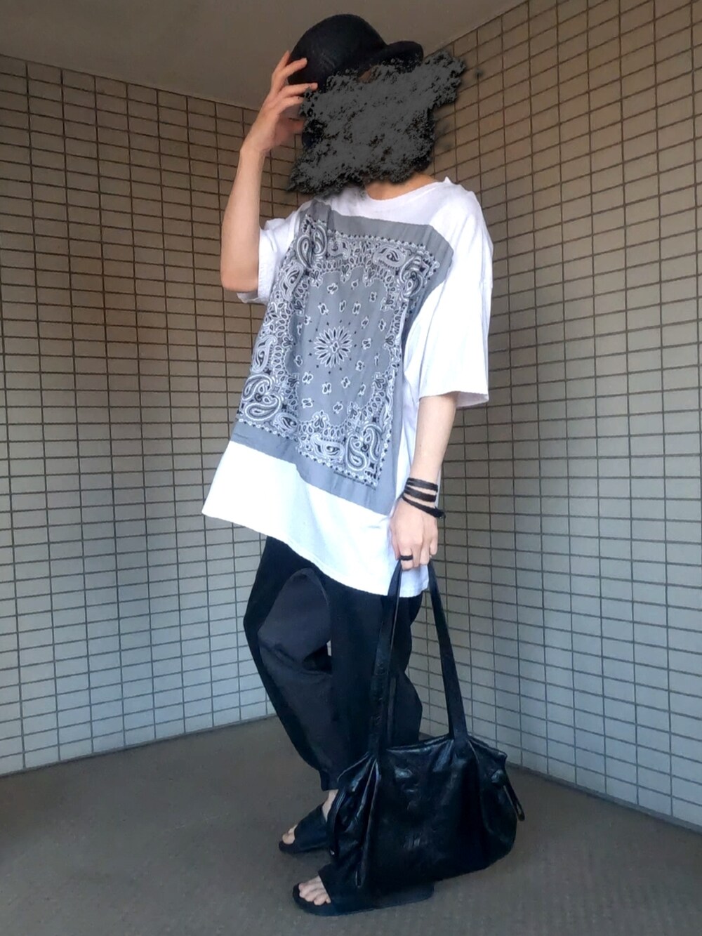 ホワイト系のTシャツ/カットソー、ブラック系のボストンバッグ、ブラック系のその他パンツを着用したメンズの秋コーディネートの2枚目の写真