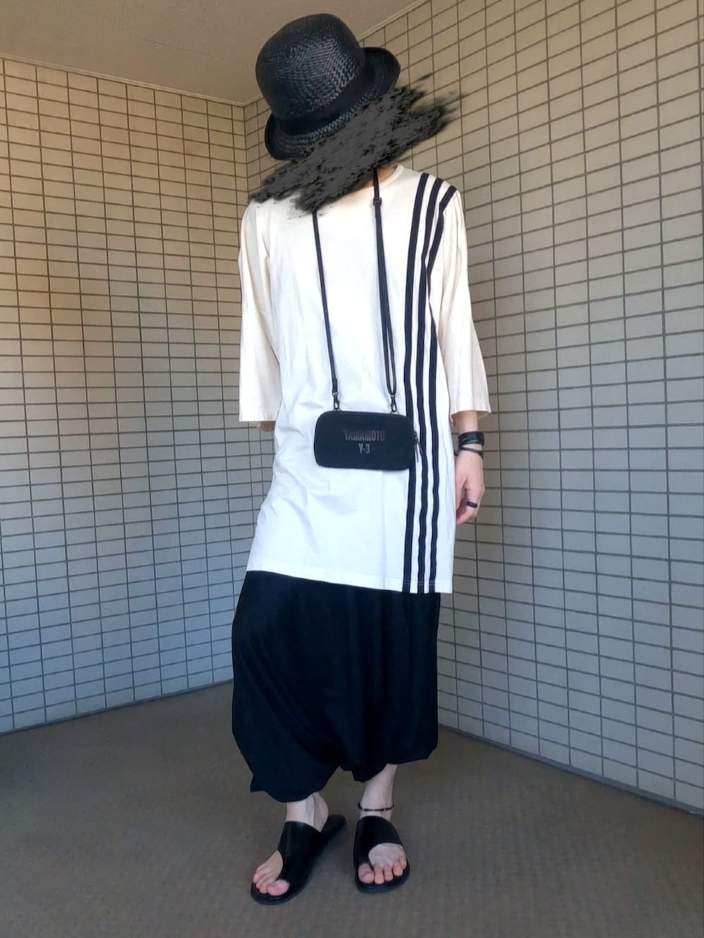 ホワイト系のTシャツ/カットソー、ブラック系のショルダーバッグ、ブラック系のサンダルを着用したメンズの秋コーディネートの2枚目の写真