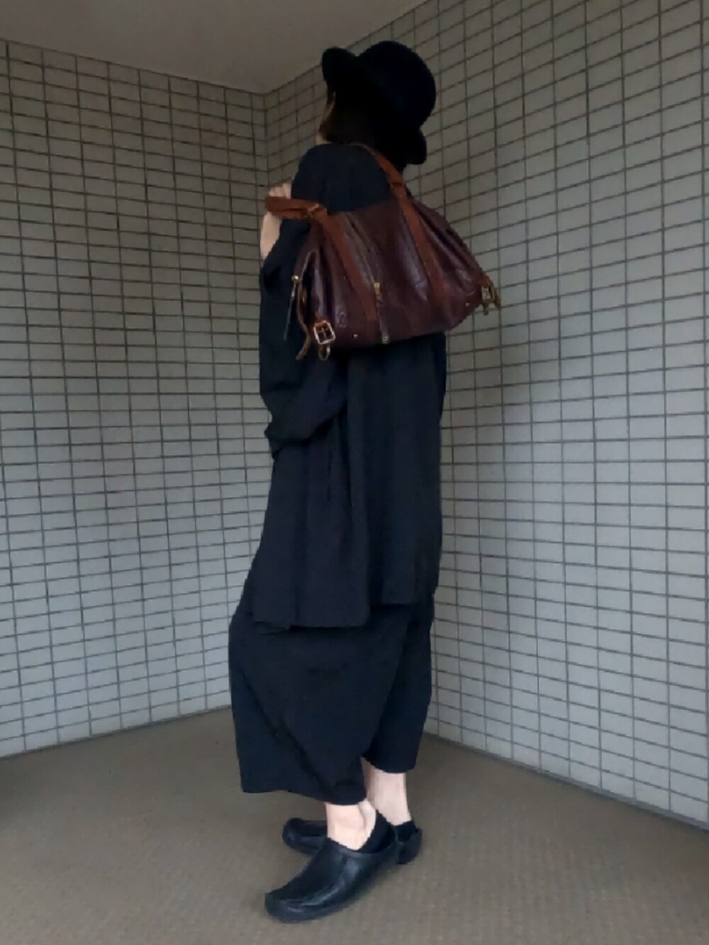 ベージュ系のTシャツ/カットソー、ブラック系のジャケット/アウター、ブラウン系のボストンバッグを着用したメンズの春コーディネートの4枚目の写真