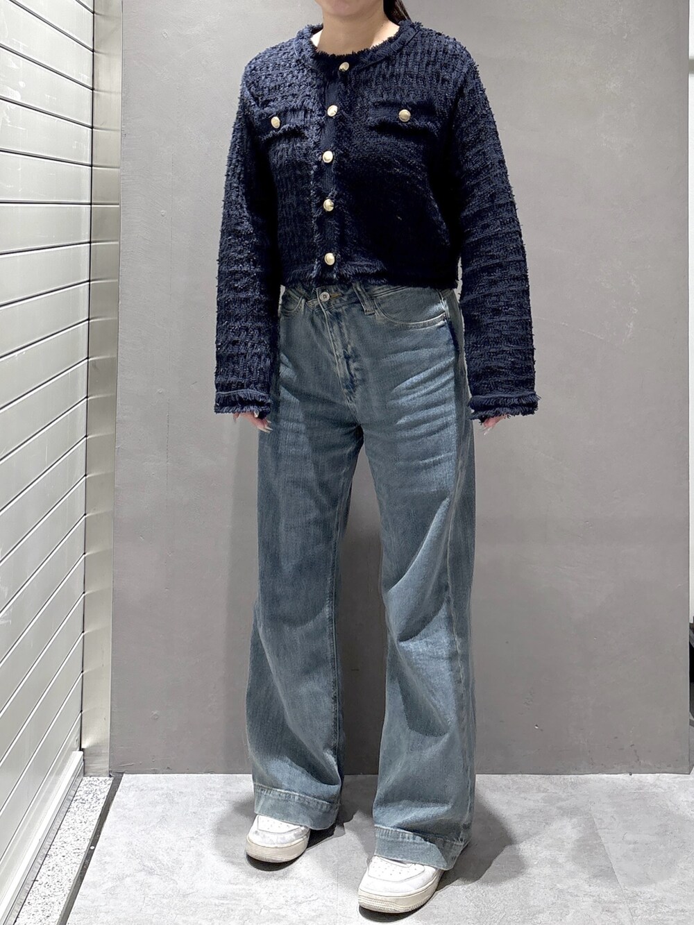 ブルー系のデニムパンツ、ブルー系のニット/セーターを着用したレディースの冬コーディネートの2枚目の写真