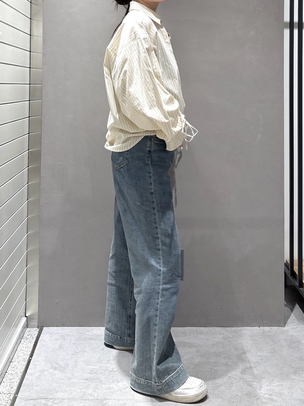 ブルー系のデニムパンツ、ホワイト系のシャツ/ブラウスを着用したレディースの冬コーディネートの2枚目の写真