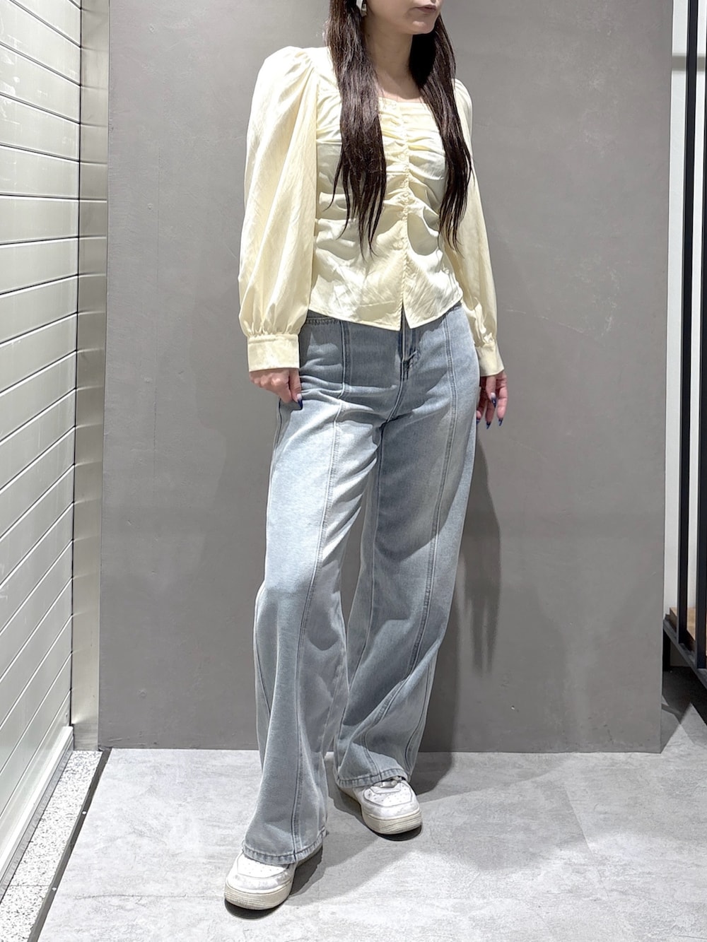 ブルー系のデニムパンツ、イエロー系のシャツ/ブラウスを着用したレディースの冬コーディネートの2枚目の写真