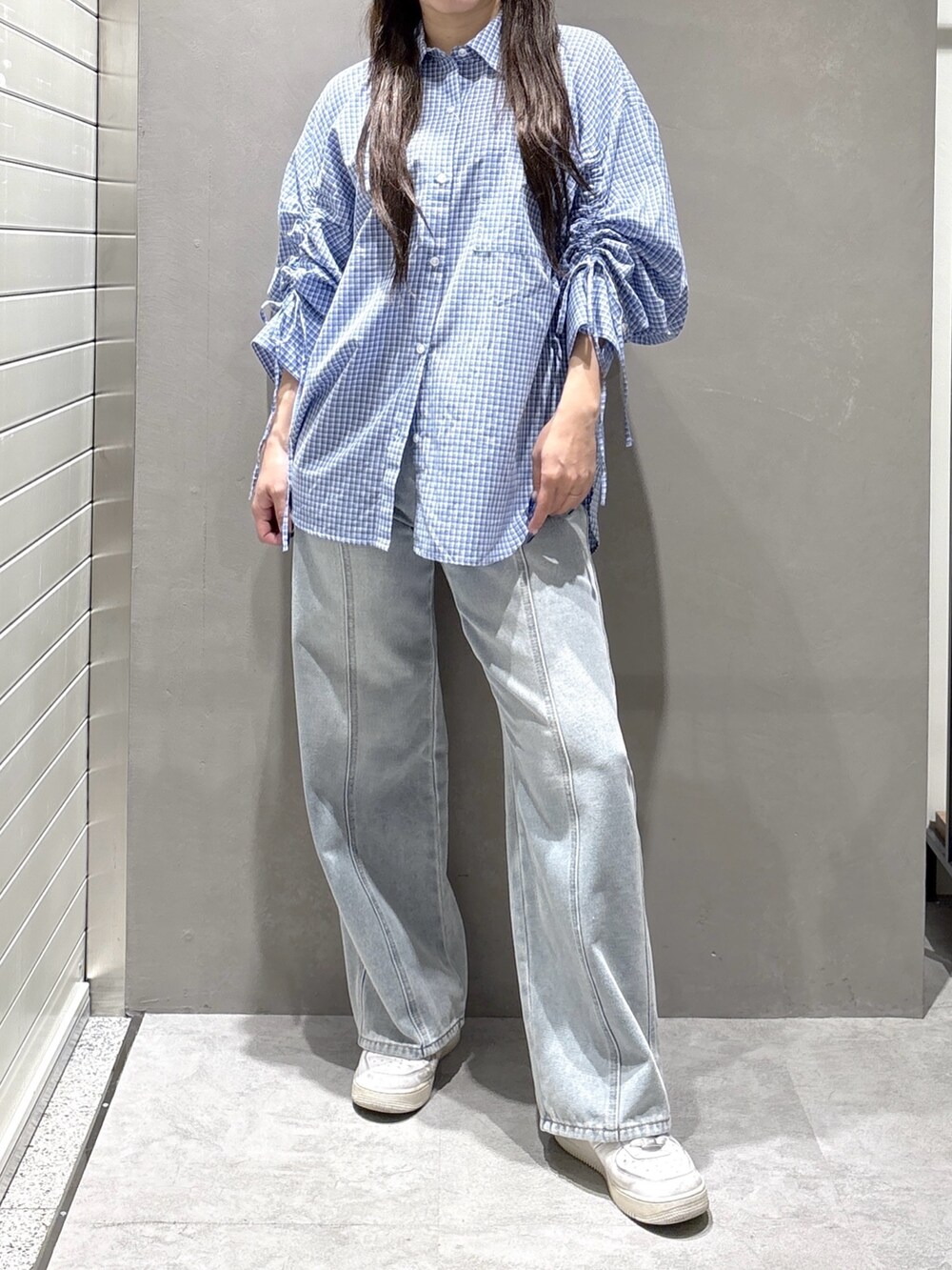 ブルー系のデニムパンツ、ブルー系のシャツ/ブラウスを着用したレディースの冬コーディネートの2枚目の写真