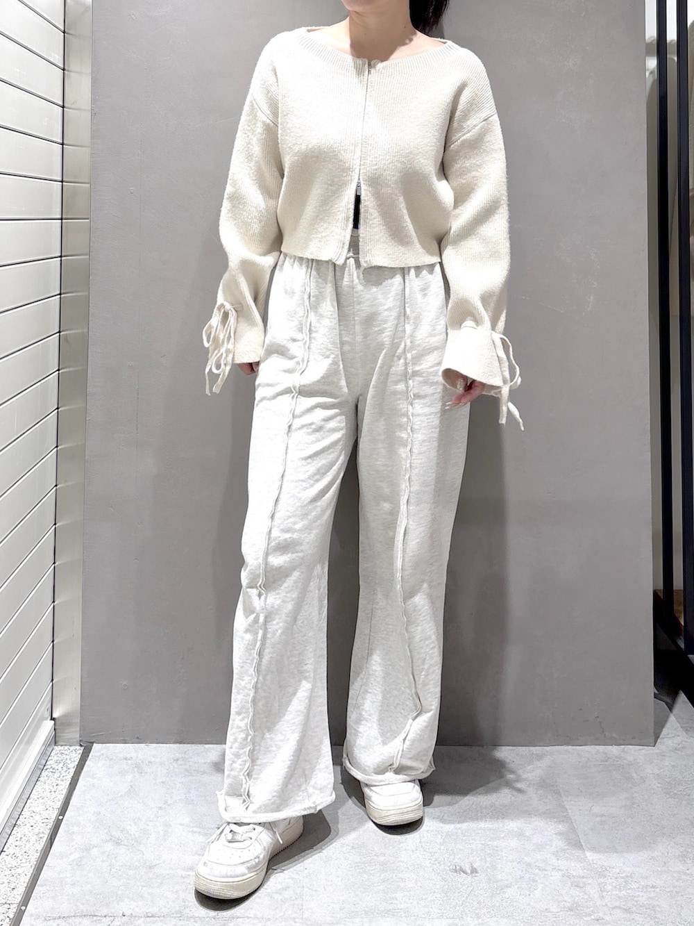 ホワイト系のその他パンツ、ホワイト系のニット/セーターを着用したレディースの冬コーディネートの2枚目の写真