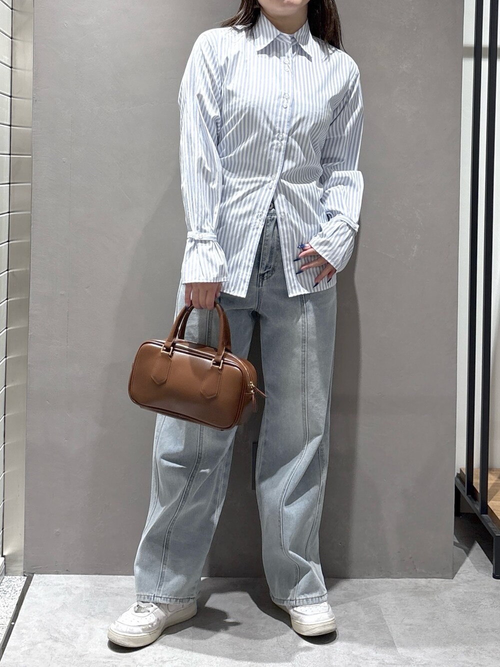 ブルー系のデニムパンツ、ブルー系のシャツ/ブラウスを着用したレディースの冬コーディネートの2枚目の写真