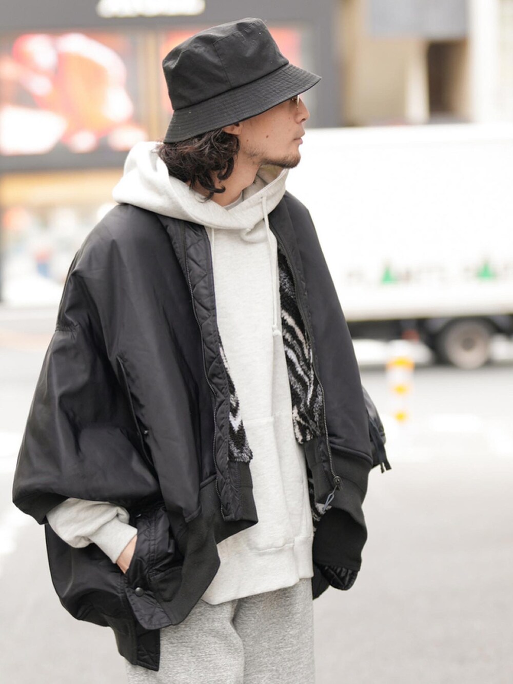 「バケットハット、サングラス、パーカー、MA-1、ポンチョ、スウェットパンツ、New Balance、スニーカーコーデ、ラフ、カジュアル、冬コーデ、モノトーンコーデ、モノトーン、CIAOPANIC TYPY、マイベストコーデ2022」｜「CIAOPANICのコーデュラバケットハット（ハット、ブラック系）」を使った、seiya satoさん（メンズ・175cm）の冬コーディネートの2枚目の写真