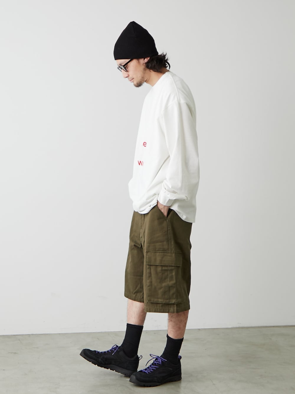 「カーゴパンツ、夏コーデ、スニーカー、サングラス、ショートパンツ、ロゴT、さらっと晴れやかスナップ、シンプルスタイル、ストリート、白Tシャツ、プリントT、ラフコーデ、休日コーデ、CIAOPANIC TYPY、UNIQLO」｜「HI-TECの【Franklin Climbing別注】【HI-TEC】AORAKI（スニーカー、ブラック系）」を使った、seiya satoさん（メンズ・175cm）の夏コーディネートの2枚目の写真