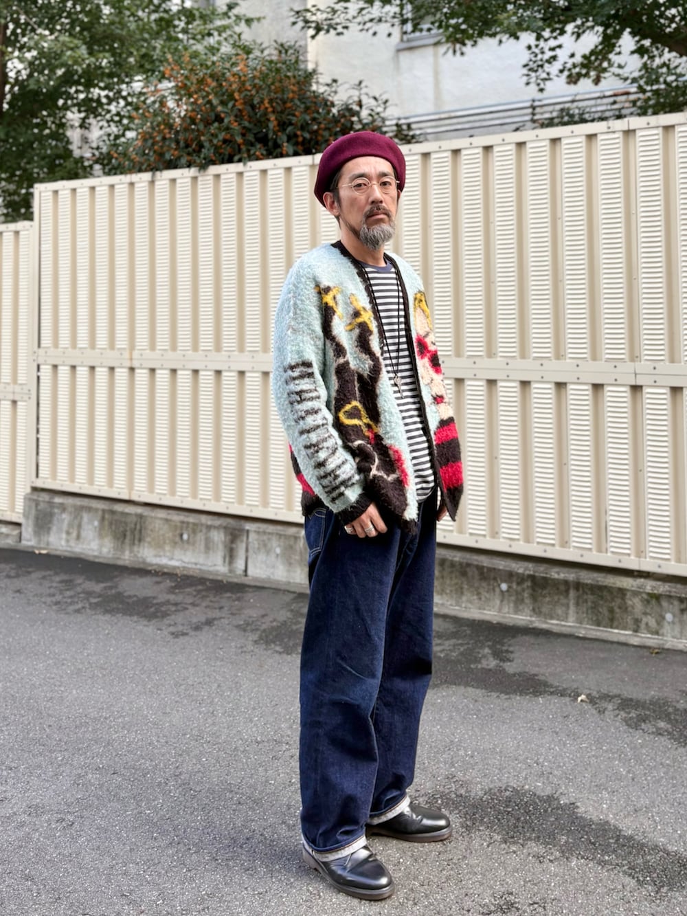 ブルー系のカーディガン/ボレロを着用したメンズの秋コーディネートの2枚目の写真