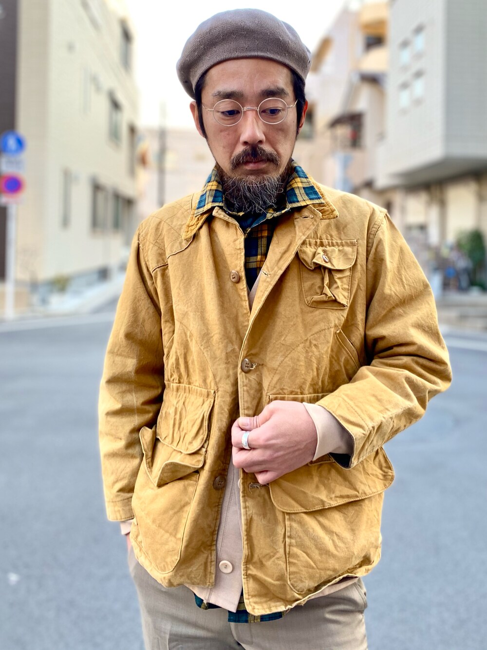 「休日スタイル、古着、冬コーデ、古着MIX、レイヤードスタイル、スラックス、ヴィンテージ、アメカジ、大人カジュアル、メガネ男子、革靴、きれいめカジュアル、チェックシャツ、オトナカジュアル、ハンティングジャケット」｜「CPHのアイテム（ハンチング/ベレー帽、グレー系）」を使った、ヤギハシカズヒロさん（メンズ・181cm）の冬コーディネートの2枚目の写真
