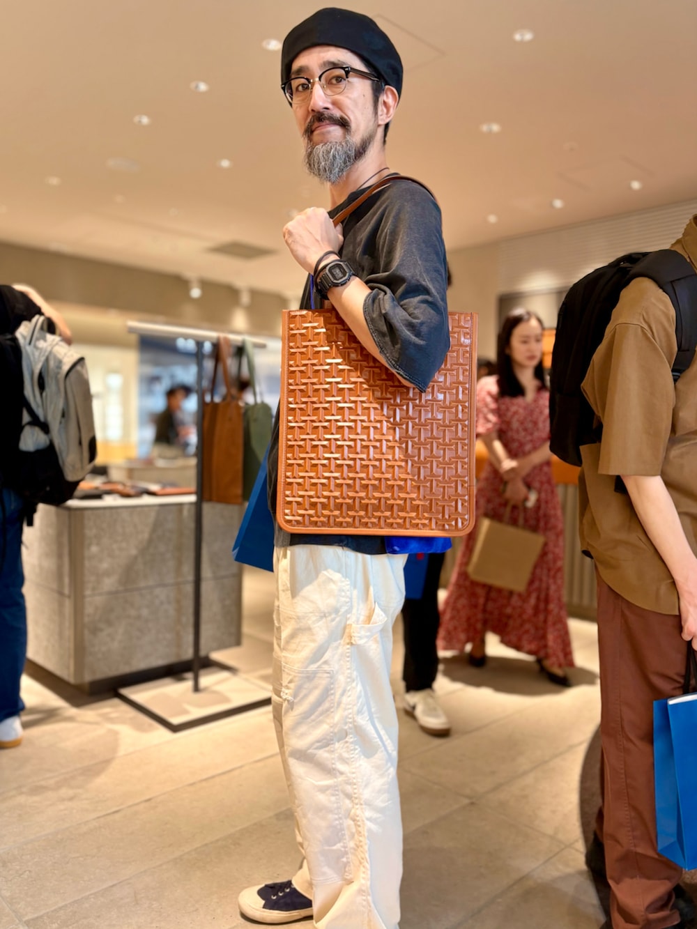 ブルー系のショルダーバッグを着用したメンズの夏コーディネートの2枚目の写真