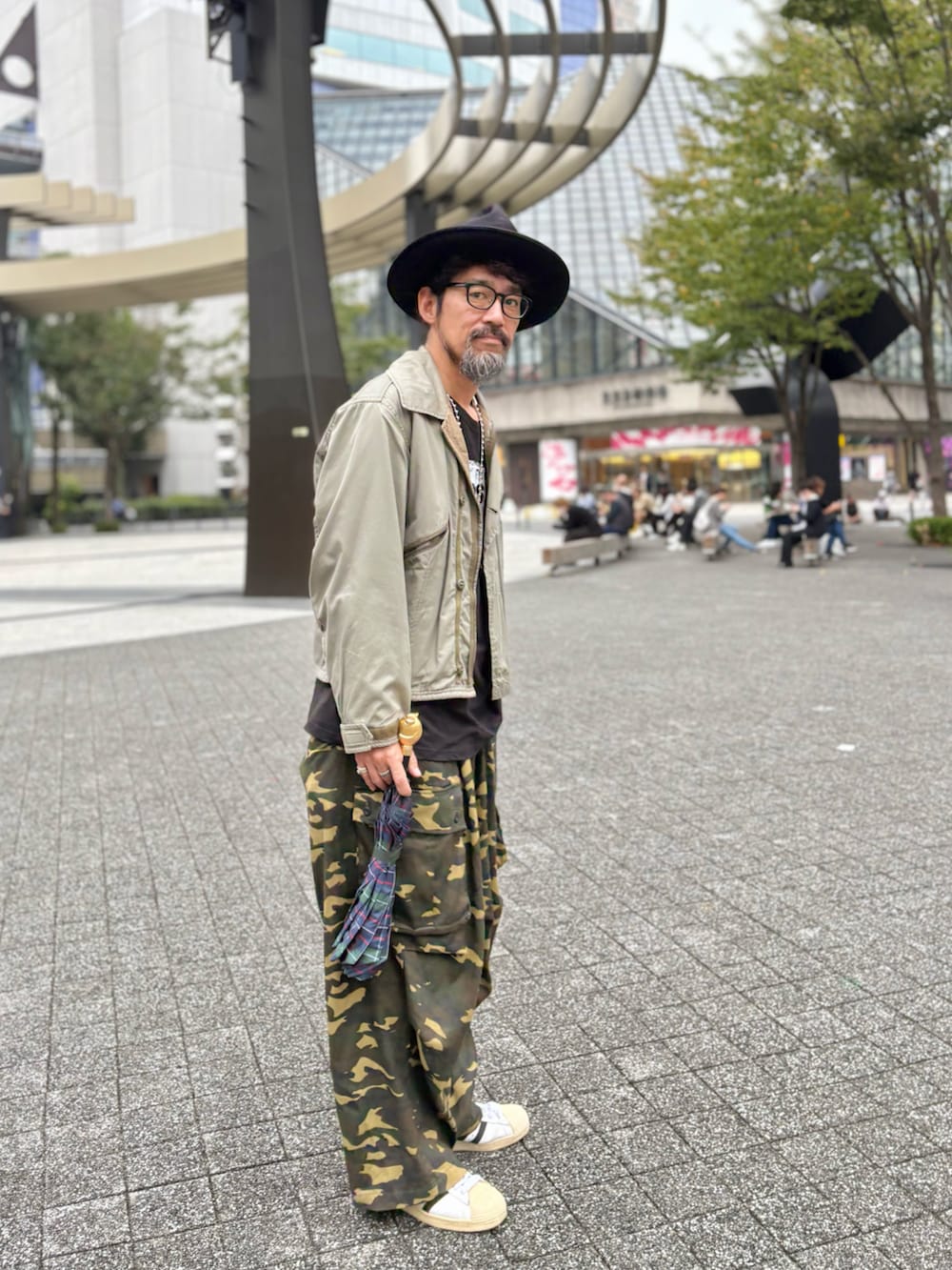 グリーン系のカーゴパンツを着用したメンズの秋コーディネートの3枚目の写真
