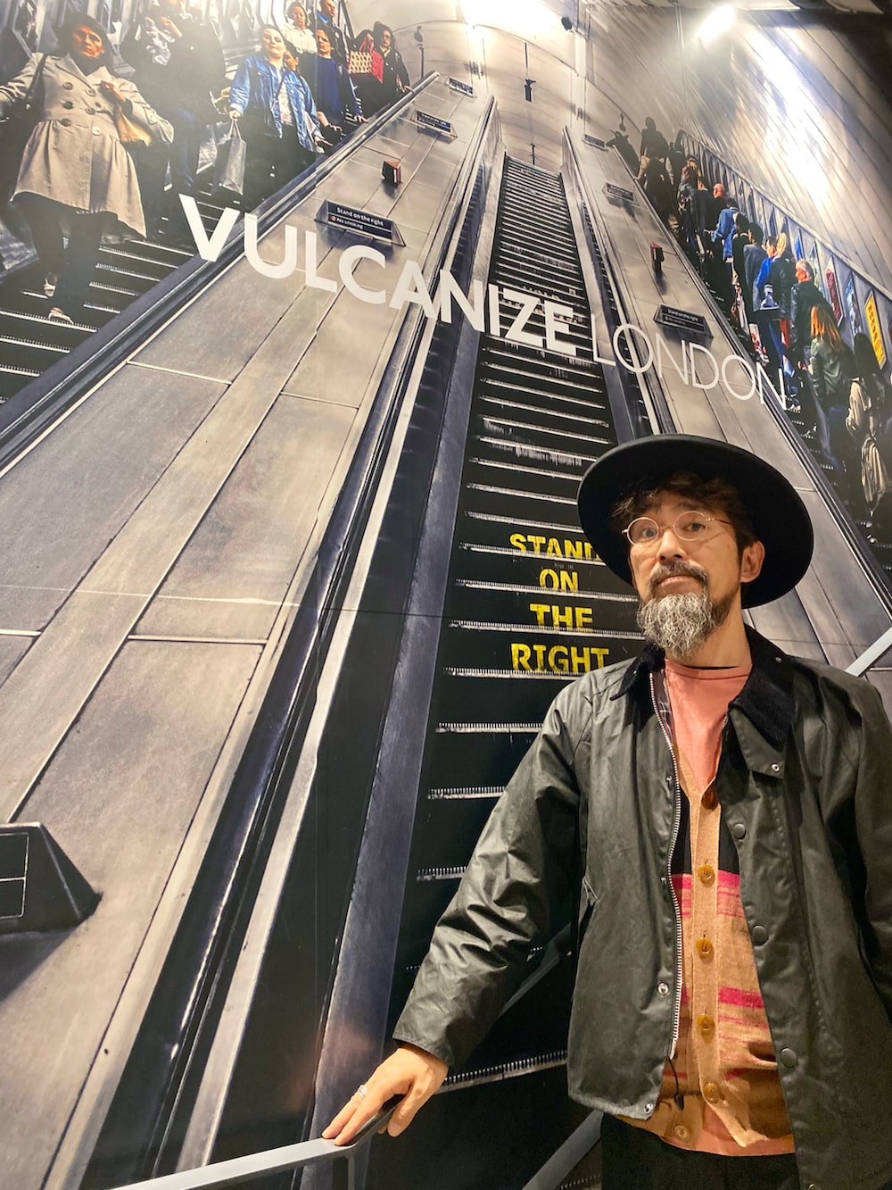 「barbour、Dr.Martens、ブラック、古着MIX、お出かけコーデ、ハット、レイヤードスタイル、カーディガン、休日コーデ、大人カジュアル、秋冬コーデ、日常に魔法を」｜「Barbourのアイテム（ブルゾン、ブラック系）」を使った、ヤギハシカズヒロさん（メンズ・182cm）の秋コーディネートの3枚目の写真