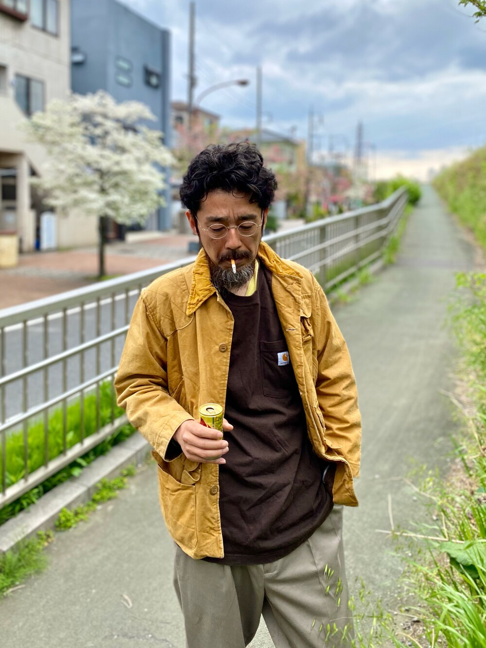 「休日スタイル、ごきげんウィーク、春夏コーデ、スニーカーコーデ、スラックス、イエロー、ロンT、converse、古着MIX、ハンティングジャケット、アメカジ、レイヤードスタイル、古着、ワントーンコーデ、大人カジュアル」｜「VINTAGEのアイテム（スラックス、ベージュ系）」を使った、ヤギハシカズヒロさん（メンズ・181cm）の春コーディネートの2枚目の写真