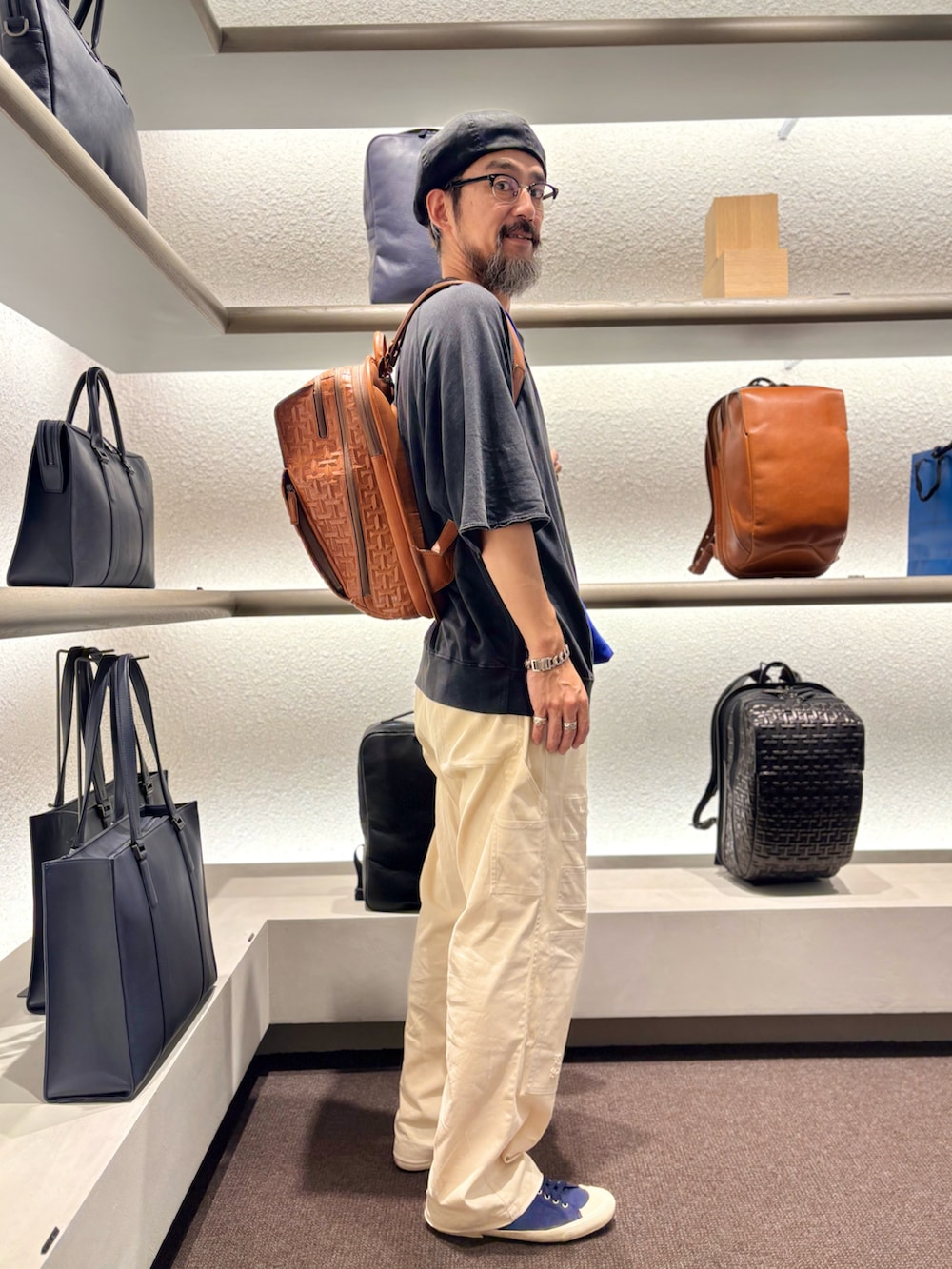 ブルー系のショルダーバッグを着用したメンズの夏コーディネートの4枚目の写真