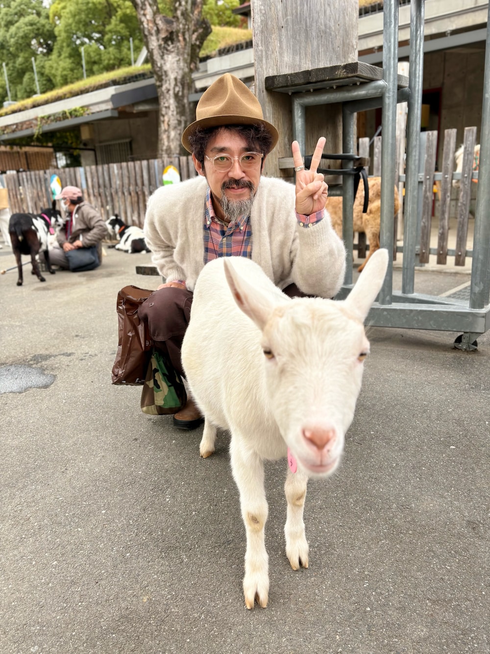 ブラウン系のその他パンツを着用したメンズの秋コーディネートの3枚目の写真