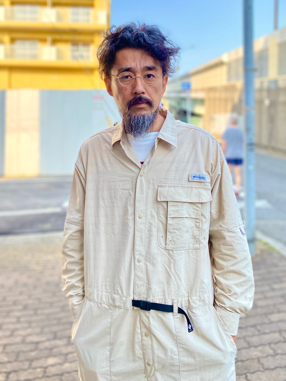 「つなぎ、オールインワン、Columbia、New Balance、ニューバランス、スニーカー、アウトドアスタイル、大人カジュアル、ビッグシルエット、休日スタイル、春服みてみて、春コーデ、ベージュ、セットアップ、淡色コーデ」｜「NEW BALANCEのXC-72（スニーカー、レッド系）」を使った、ヤギハシカズヒロさん（メンズ・181cm）の春コーディネートの3枚目の写真