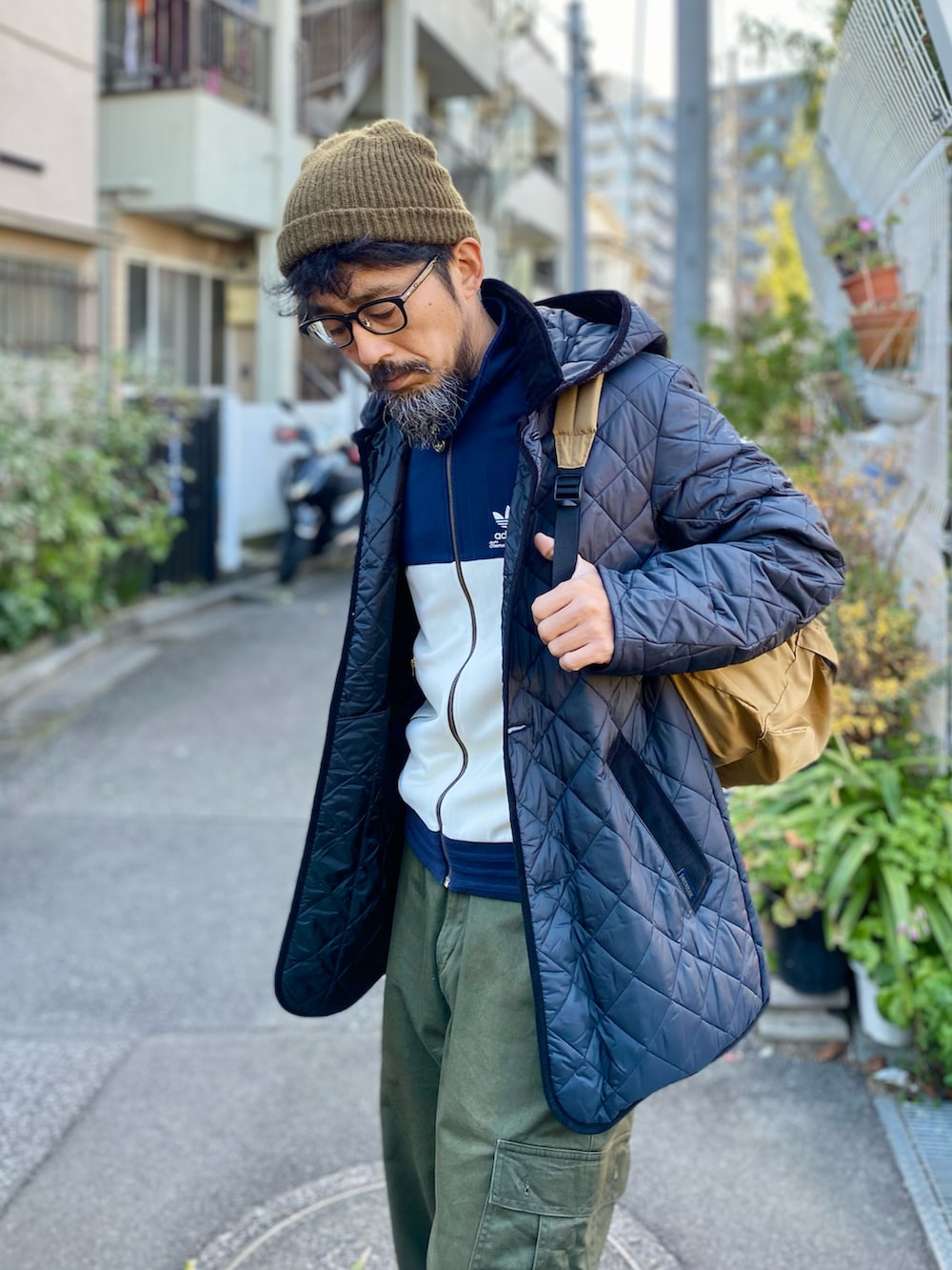 「LAVENHAM、adidas originals、キルティングジャケット、ニット帽、ジャージ、アディダス、カーゴパンツ、スニーカー、冬コーデ、古着MIX、レイヤードスタイル、バックパック、きれいめカジュアル、休日スタイル、ミリタリー」｜「Herve Chapelierのアイテム（バックパック/リュック、ベージュ系）」を使った、ヤギハシカズヒロさん（メンズ・181cm）の冬コーディネートの2枚目の写真