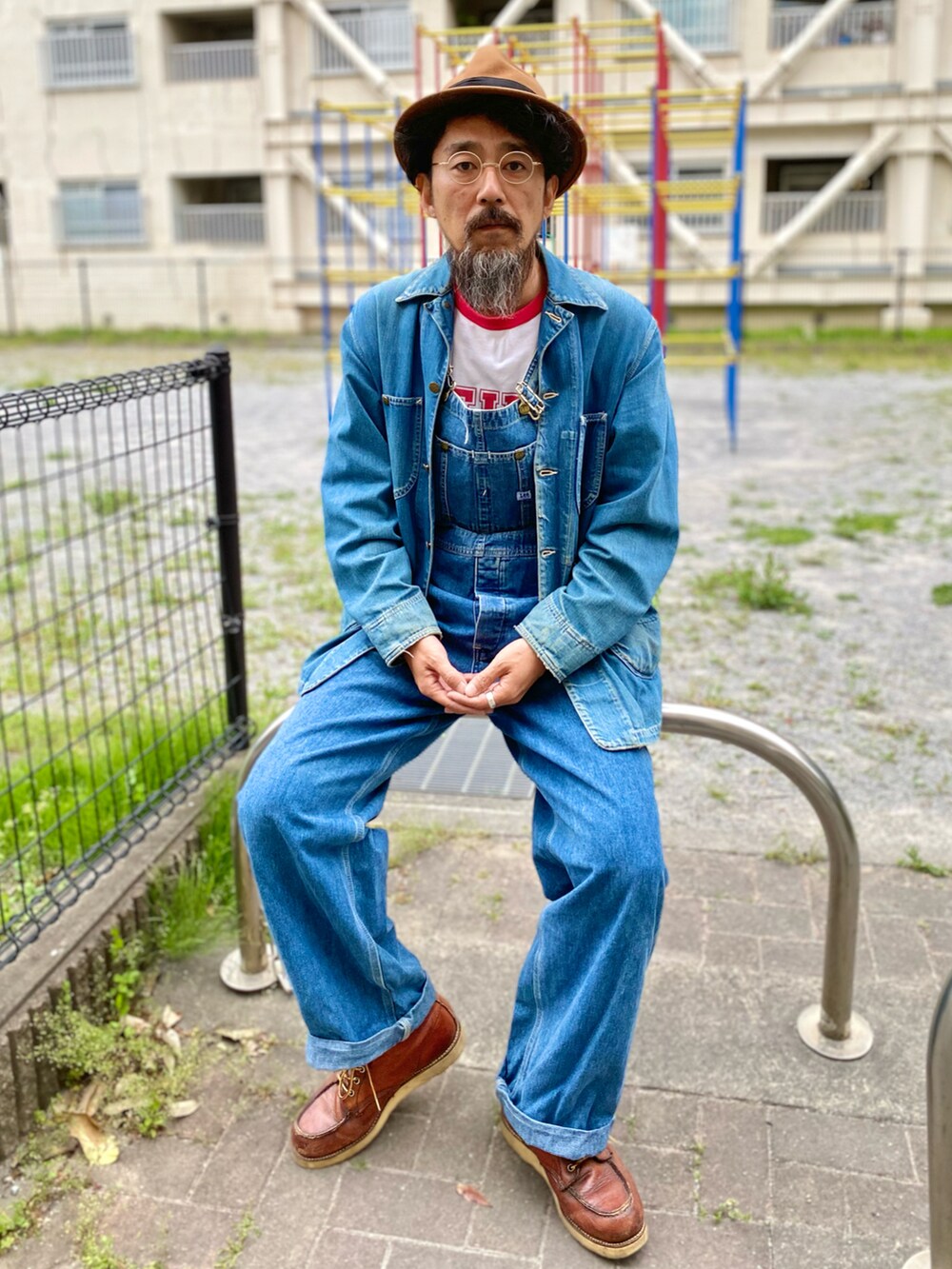「春夏コーデ、古着MIX、ハット、カバーオール、オーバーオール、デニム、デニムオンデニム、ブーツ、ヴィンテージ、アメカジ、大人カジュアル、休日スタイル、レイヤードスタイル、セットアップ、リンガーTシャツ」｜「Leeのアイテム（カバーオール、ブルー系）」を使った、ヤギハシカズヒロさん（メンズ・181cm）の春コーディネートの2枚目の写真
