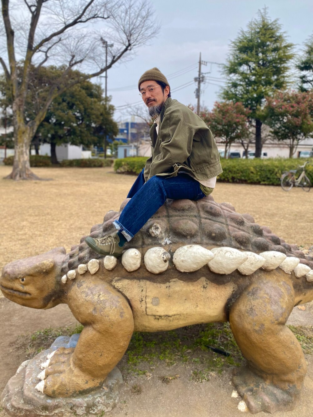 「休日スタイル、ニット帽、ライダースジャケット、プルオーバー、デニム、スニーカー、converse、Levi's、古着MIX、アメカジ、ミリタリー、大人カジュアル、レイヤードスタイル、コンバース、グリーン」｜「Levi'sのアイテム（デニムパンツ、ブルー系）」を使った、ヤギハシカズヒロさん（メンズ・181cm）の冬コーディネートの2枚目の写真