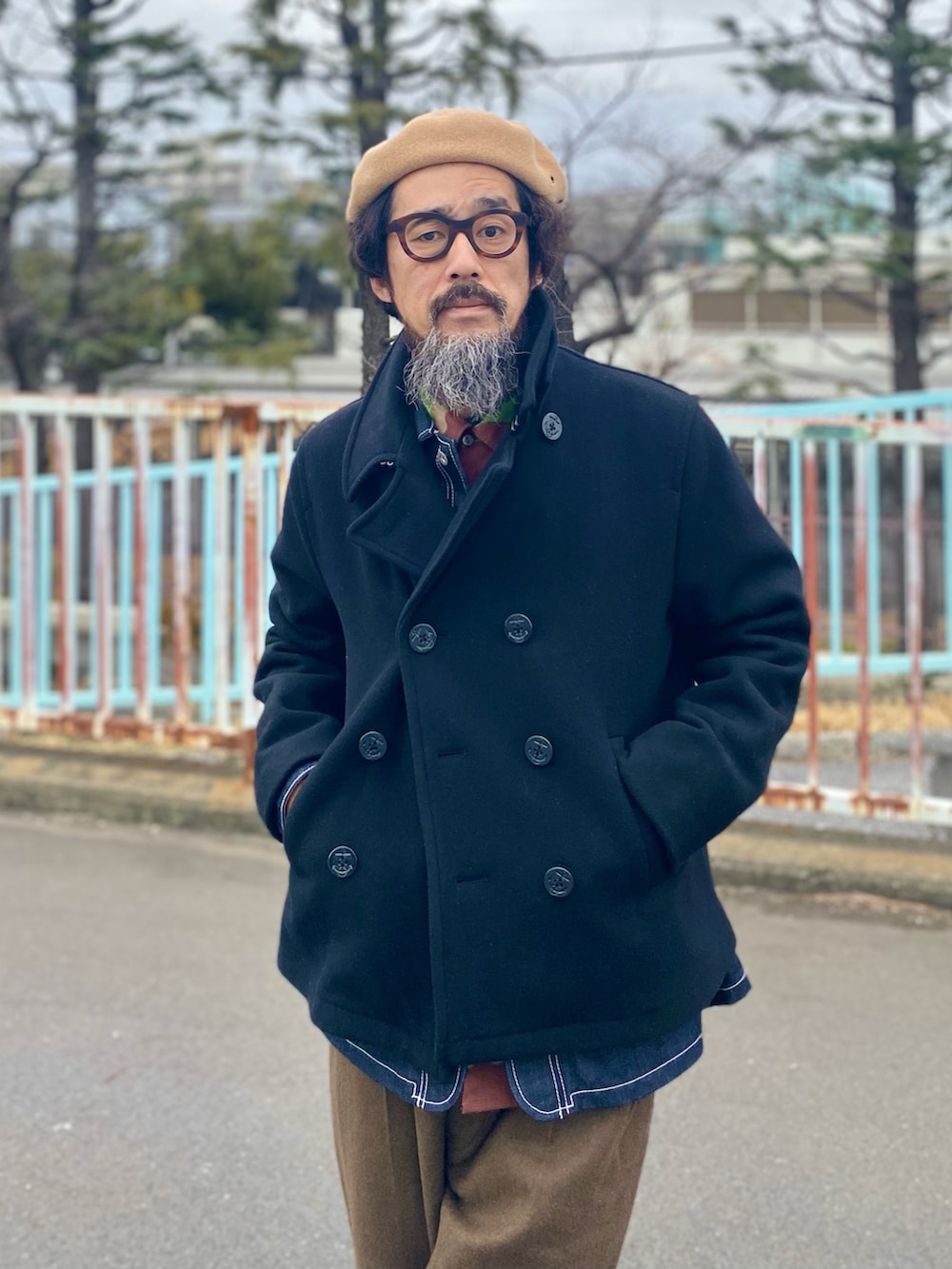 「休日スタイル、ベレー帽、ピーコート、デニム、カバーオール、迷彩、ミリタリー、ワイドパンツ、アメカジ、古着MIX、レイヤードスタイル、冬アウター、チョコ色に染まれ、ビッグシルエット、スニーカー」｜「MoonStarのアイテム（スニーカー、ブラウン系）」を使った、ヤギハシカズヒロさん（メンズ・181cm）の冬コーディネートの3枚目の写真