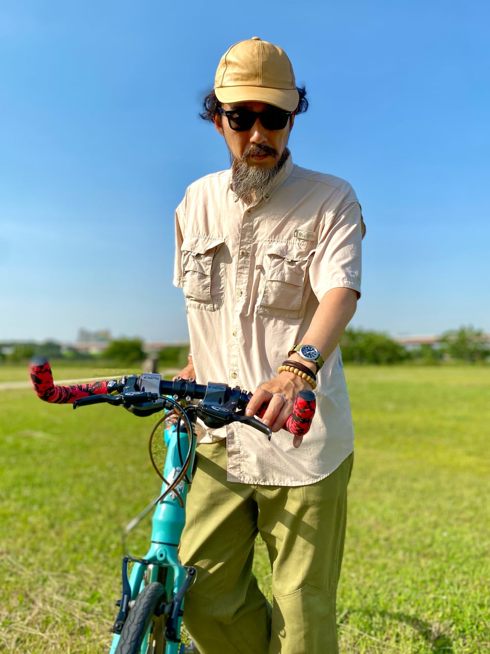 「お出かけコーデ日記、夏コーデ、キャップ、サングラス、シャツスタイル、カーゴパンツ、バックパック、古着MIX、大人カジュアル、休日スタイル、初夏コーデ、春夏コーデ、半袖シャツ、自転車スタイル、アースカラー」|「Columbiaのアイテム(シャツ/ブラウス、ベージュ系)」を使った、ヤギハシカズヒロさん(メンズ・181cm)の春コーディネートの2枚目の写真