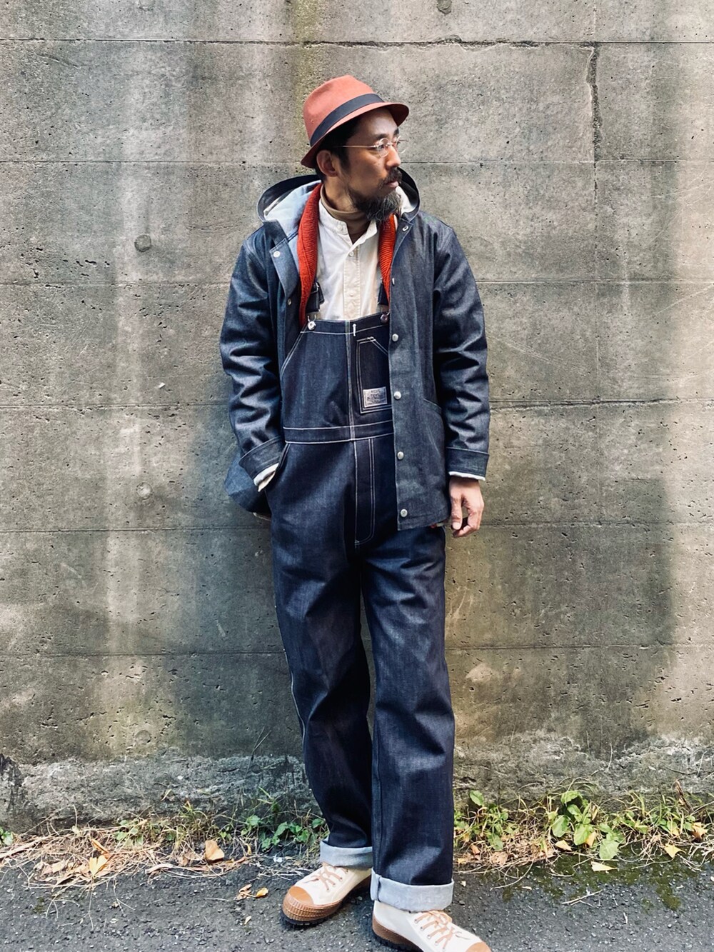 「デニム、セットアップ、アメカジ、デニムジャケット、パーカー、サロペット、オーバーオール、UNIQLO、ハット、レイヤードスタイル、スニーカーコーデ、休日スタイル、古着MIX、メガネ男子、タートルネック」｜「Borsalinoのアイテム（ハット、オレンジ系）」を使った、ヤギハシカズヒロさん（メンズ・181cm）の冬コーディネートの2枚目の写真