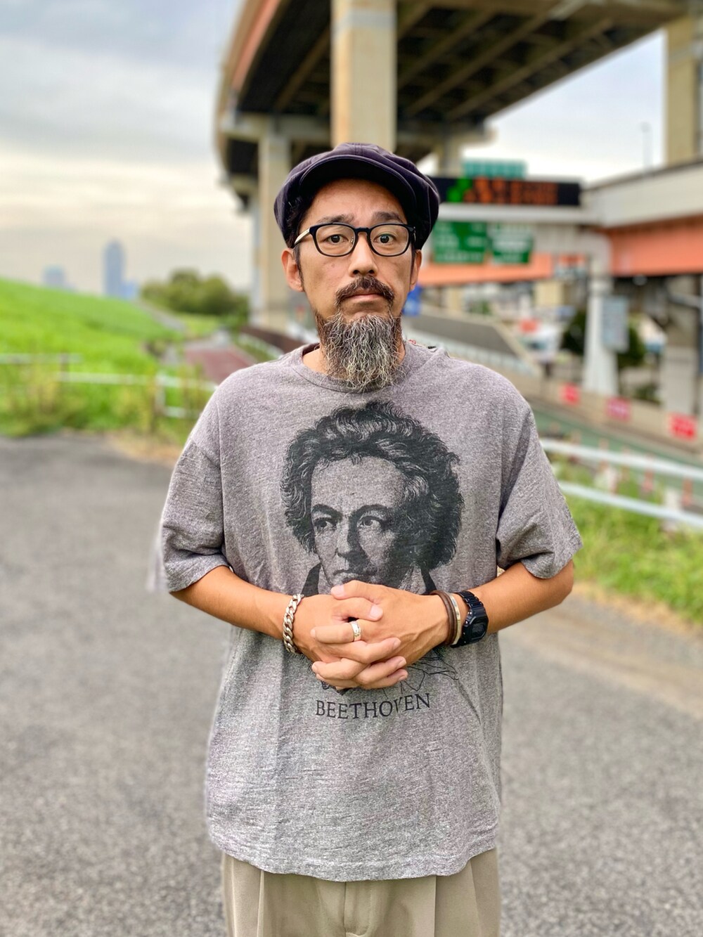 「休日スタイル、キャスケット、メガネ男子、Tシャツ、スラックス、アディダス、スニーカー、ビッグシルエット、アメカジ、古着MIX、大人カジュアル、モノトーン、古着、カジュアルコーデ、夏セールで買いました」｜「BEAMSのアイテム（Tシャツ/カットソー、グレー系）」を使った、ヤギハシカズヒロさん（メンズ・181cm）の秋コーディネートの3枚目の写真
